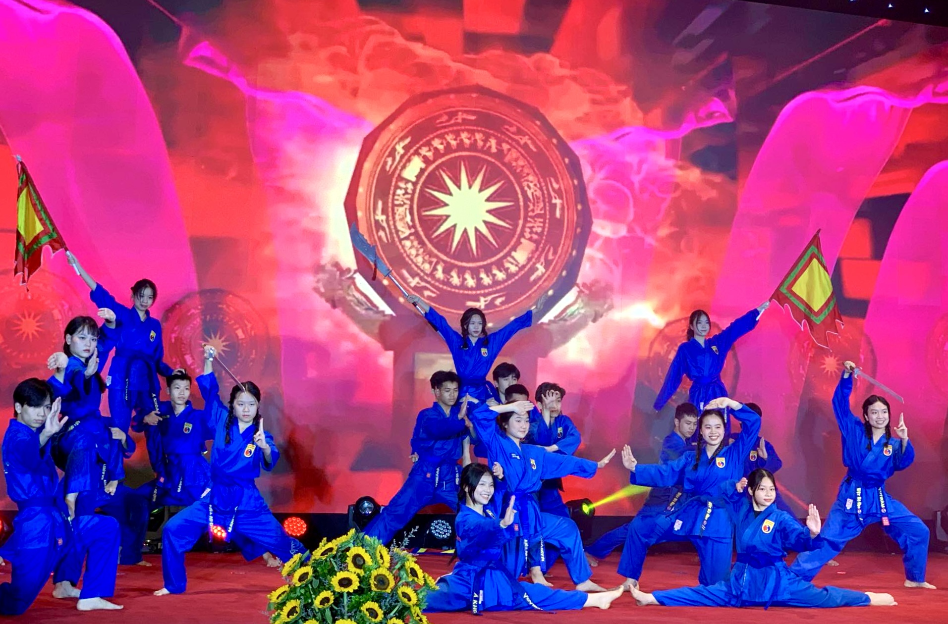 Màn đồng diễn của học sinh Trường THPT FPT tại lễ xuất quân học sinh thủ đô tham gia Hội khỏe Phù Đổng toàn quốc 2024. Ảnh: Hoàng Hồng

