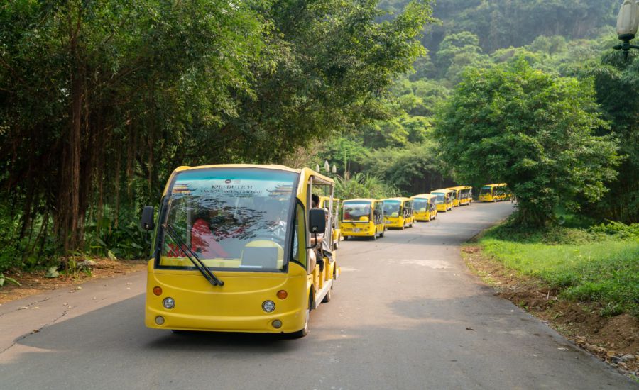 Trên địa bàn tỉnh Ninh Bình hiện có hàng trăm xe điện đang hoạt động vận chuyển du khách tại các khu, điểm du lịch. Ảnh: Nguyễn Trường