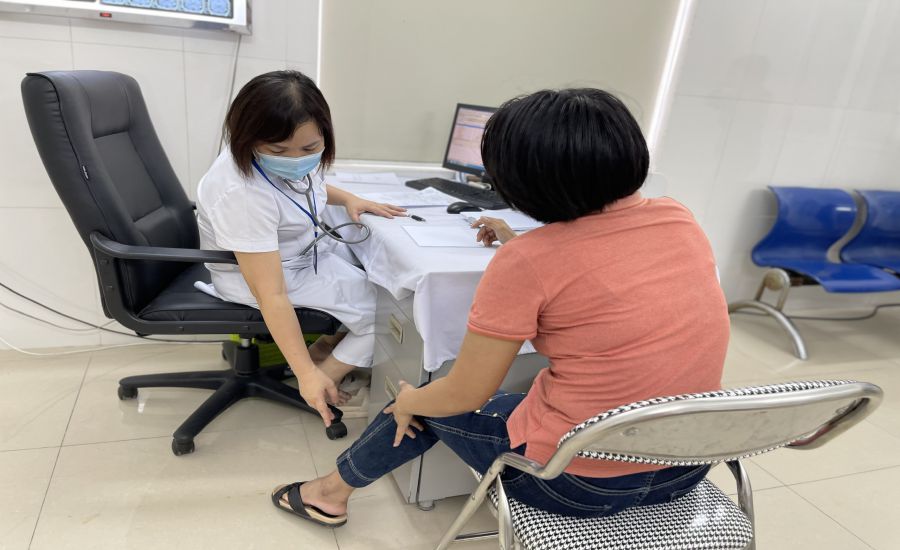 Bác sĩ Viện Sốt rét - Ký sinh trùng - Côn trùng Trung ương thăm khám cho người bệnh. Ảnh: Thanh Loan