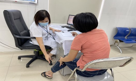 Bác sĩ Viện Sốt rét - Ký sinh trùng - Côn trùng Trung ương thăm khám cho người bệnh. Ảnh: Thanh Loan