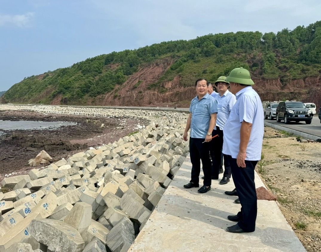 Bộ trưởng Bộ Kế hoạch và Đầu tư Nguyễn Chí Dũng thăm và đốc thúc giải ngân vốn đầu tư công một số dự án trọng điểm tại tỉnh Nghệ An. Ảnh: MPI