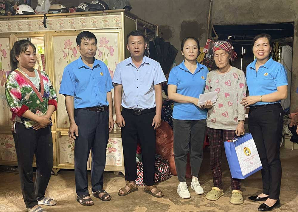 LĐLĐ tỉnh Điện Biên thăm hỏi, động viên gia đình công nhân may mắn thoát nạn trong vụ sụt hầm lò ở Quảng Ninh. Ảnh: Trần Nga