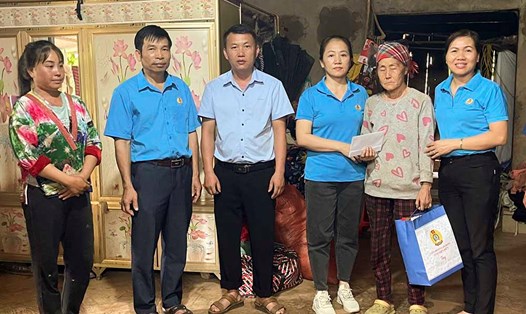 LĐLĐ tỉnh Điện Biên thăm hỏi, động viên gia đình công nhân may mắn thoát nạn trong vụ sụt hầm lò ở Quảng Ninh. Ảnh: Trần Nga