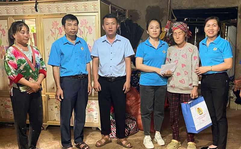 LĐLĐ tỉnh Điện Biên thăm hỏi, động viên gia đình công nhân may mắn thoát nạn trong vụ sụt hầm lò ở Quảng Ninh. Ảnh: Trần Nga