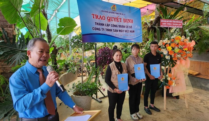 Ông Hoàng Liên - Chủ tịch LĐLĐ tỉnh Lâm Đồng - phát biểu chúc mừng Công đoàn cơ sở Công ty TNHH Săn mây Việt Nam. Ảnh: Đức Thiệm