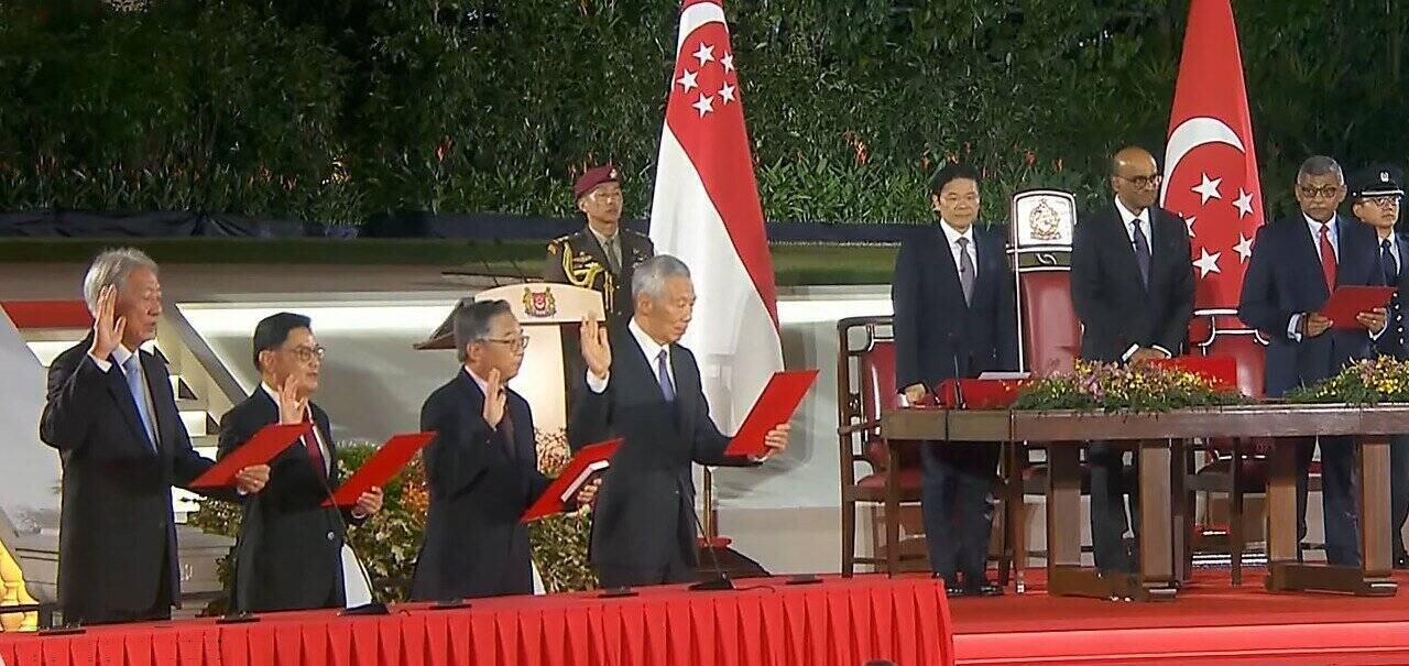 Tân Thủ tướng Singapore Lawrence Wong chứng kiến các thành viên trong nội các tuyên thệ nhậm chức tối 15.5. Ảnh chụp màn hình Straits Times