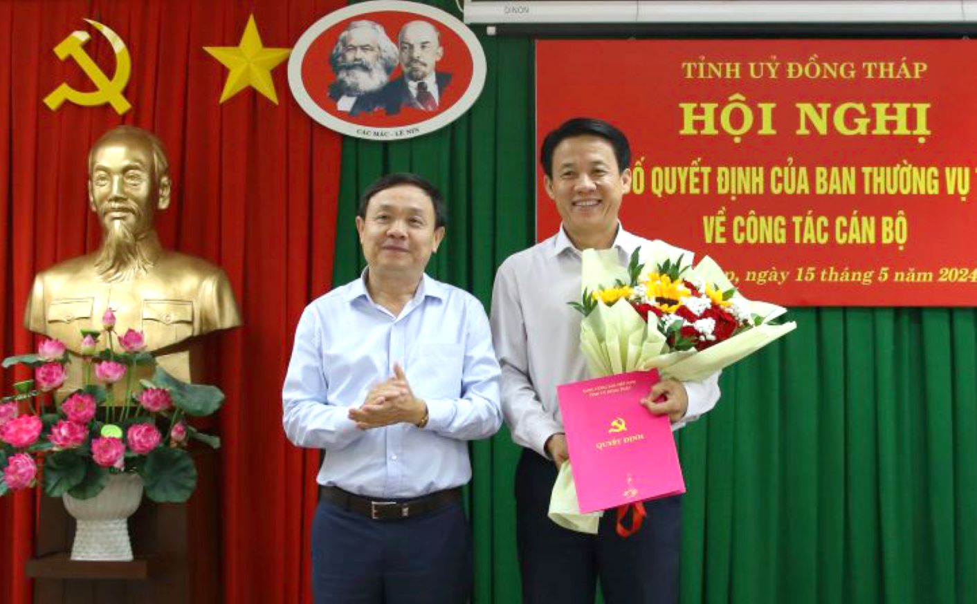 Ông Phan Văn Thắng (trái) trao Quyết định bổ nhiệm Phó Trưởng Ban Nội chính Tỉnh ủy Đồng Tháp cho ông Nguyễn Minh Tuấn. Ảnh: Cổng thông tin điện tử Đồng Tháp