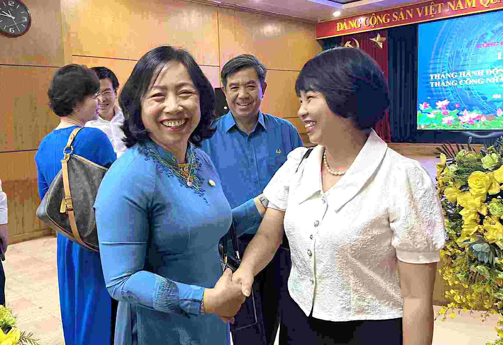 Phó Chủ tịch Tổng Liên đoàn Lao động Việt Nam trò chuyện với đại biểu tại Lễ phát động của Công đoàn Ngân hàng Việt Nam sáng 16.5. Ảnh: Kiều Vũ