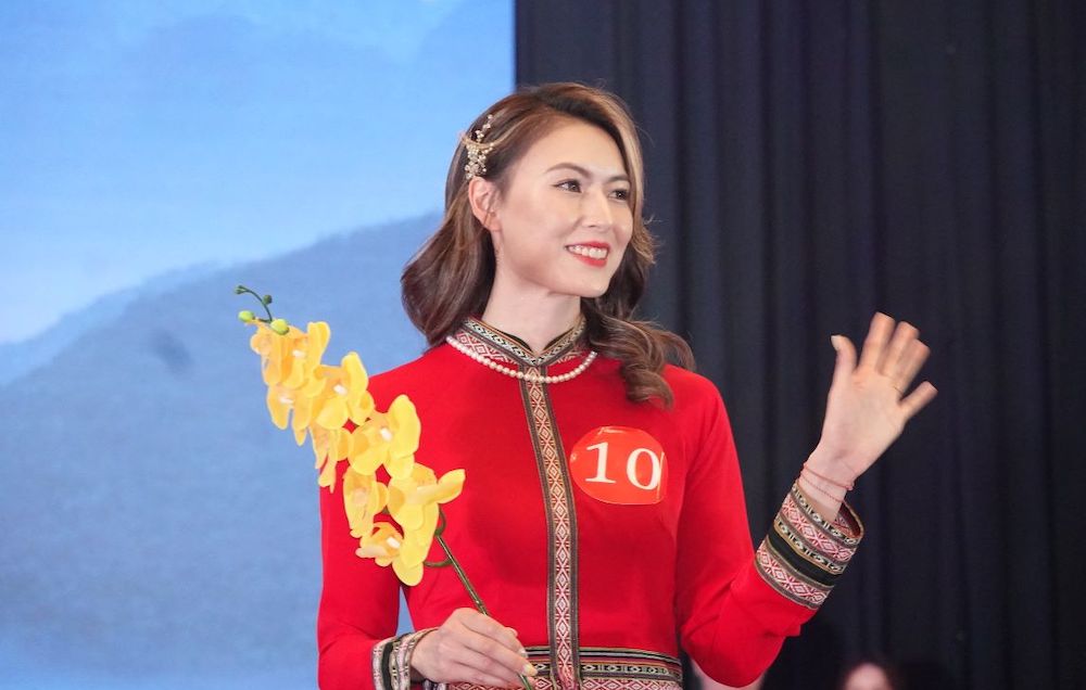 Miao Yiwen (Tứ Xuyên - Trung Quốc) xinh đẹp với tà áo dài đỏ. Ảnh: Nguyễn Đăng