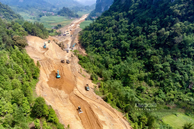 Trên 90% đất cần GPMB cho giai đoạn 1 phía Cao Bằng đã làm xong. Ảnh: Tân Văn.