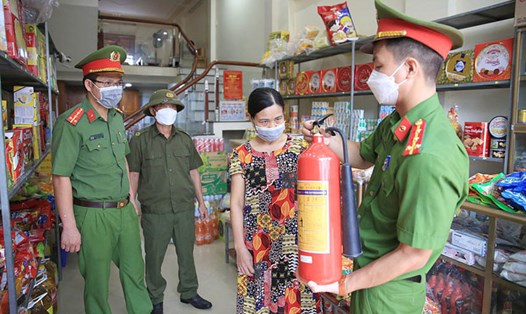 Lực lượng chức năng kiểm tra thiết bị chữa cháy tại một hộ kinh doanh trên địa bàn xã Vân Phúc (huyện Phúc Thọ, Hà Nội). Ảnh: Đỗ Tâm
