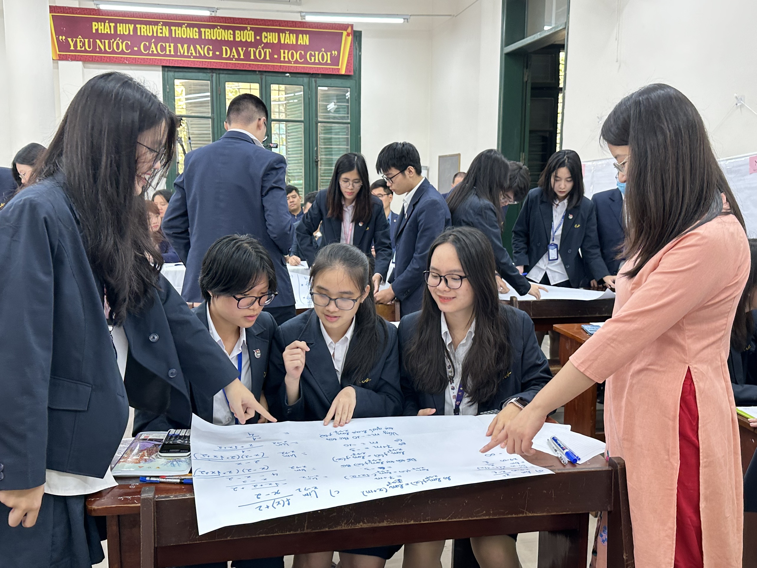 Bộ GDĐT đề xuất tiền lương của nhà giáo được ưu tiên xếp cao nhất so với hệ thống thang bậc lương hành chính sự nghiệp. Ảnh: Vân Trang