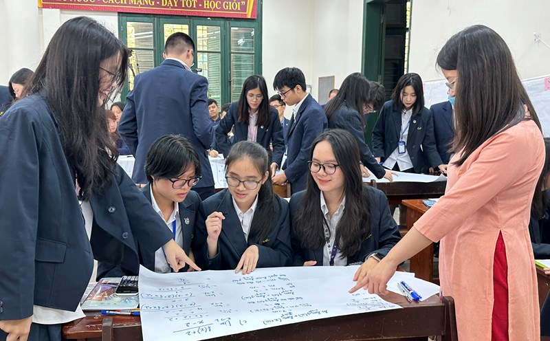 Bộ GDĐT đề xuất tiền lương của nhà giáo được ưu tiên xếp cao nhất so với hệ thống thang bậc lương hành chính sự nghiệp. Ảnh: Vân Trang