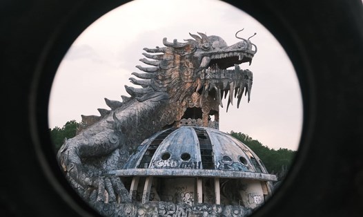 Tượng rồng khổng lồ ở công viên hồ Thủy Tiên. Ảnh: Phúc Đạt.