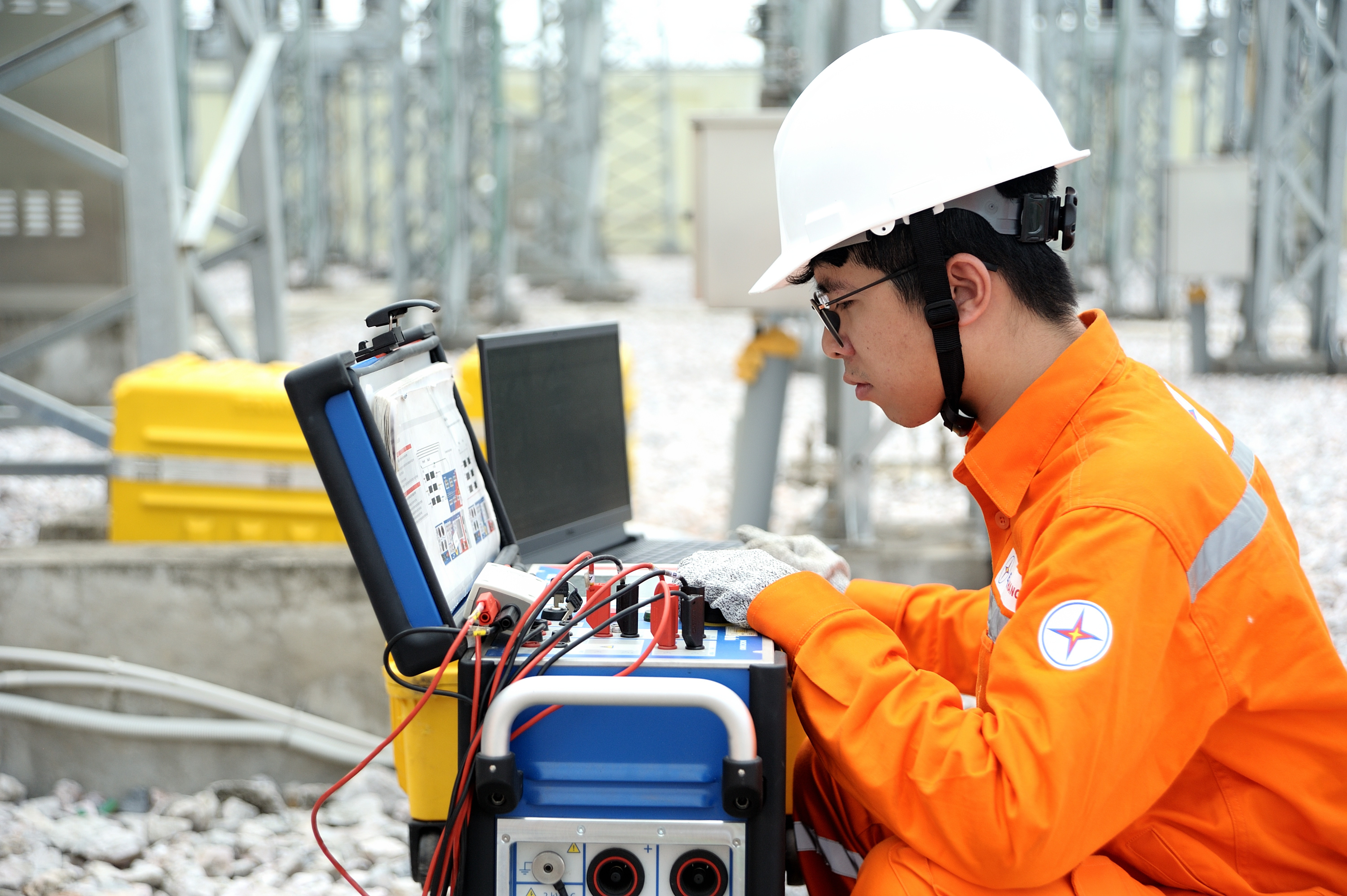 Công nhân điện lực thí nghiệm trạm biến áp chuẩn bị cho cao điểm mùa nắng nóng. Ảnh: EVNHANOI cung cấp.                                  