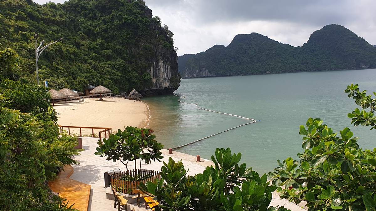 Bãi cát trên đảo Soi Sim giữa vịnh Hạ Long vẫn “đóng cửa” dù được phép đón khách. Ảnh: Nguyễn Hùng