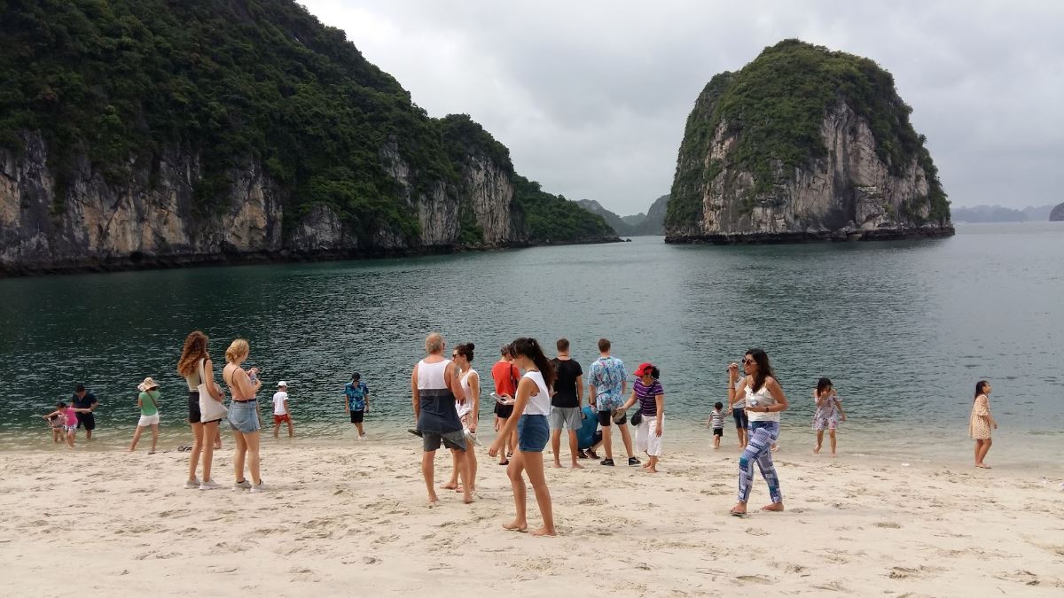 Trong khi đó, dù được ghé vào một bãi tắm giữa vịnh Hạ Long nhưng du khách không được tắm dù thời tiết nắng nóng. Ảnh: Nguyễn Hùng