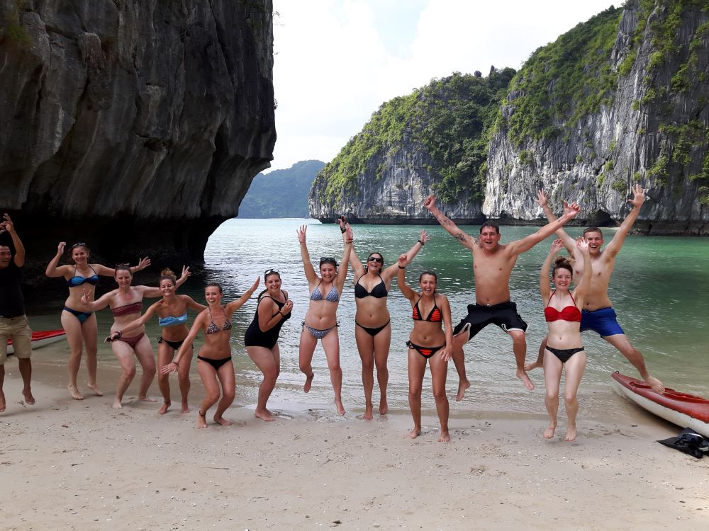 Du khách quốc tế tự do bơi lội, vui chơi trên các bãi cát giữa vịnh Lan Hạ. Ảnh: Nguyễn Hùng