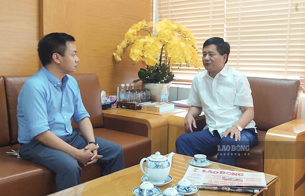 Ông Lê Thành Đô - Chủ tịch UBND tỉnh Điện Biên (phải) trao đổi với phóng viên Báo Lao Động. Ảnh: Thanh Bình