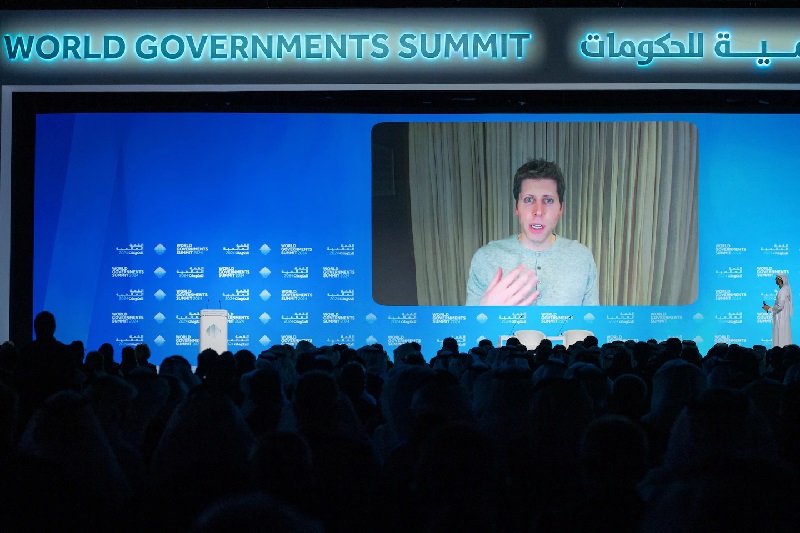 CEO OpenAI, Sam Altman phát biểu trong cuộc gọi video với Omar Bin Sultan Al Olama, Bộ trưởng Trí tuệ nhân tạo của UAE. Ảnh: AFP