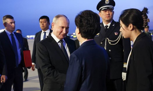 Tổng thống Nga Vladimir Putin đến thủ đô Bắc Kinh, bắt đầu chuyến thăm Trung Quốc. Ảnh: TASS