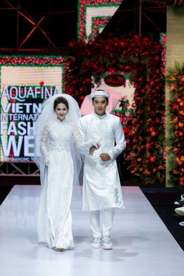 Ngọc Trinh diễn áo dài với người mẫu Thuận Nguyễn trên sàn catwalk. Ảnh: Ban tổ chức.