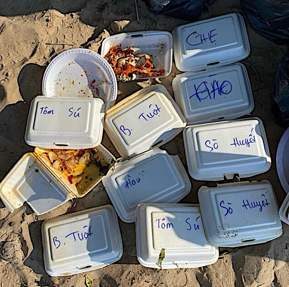 Các hộp hải sản được cho là du khách mua từ ngoài mang vào bãi biển resort để nhậu. Ảnh: NDCC