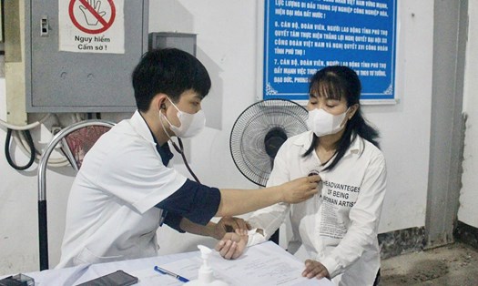 Nhân viên y tế khám sức khỏe cho công nhân viên chức lao động tỉnh Phú Thọ. Ảnh: Mai Hoa 