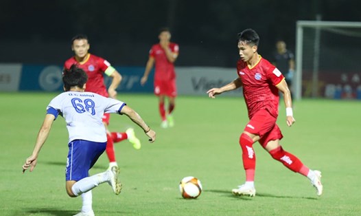 PVF-CAND (đỏ) rút ngắn khoảng cách với đội đầu bảng Đà Nẵng xuống còn 7 điểm sau 17 vòng đấu. Ảnh: VPF