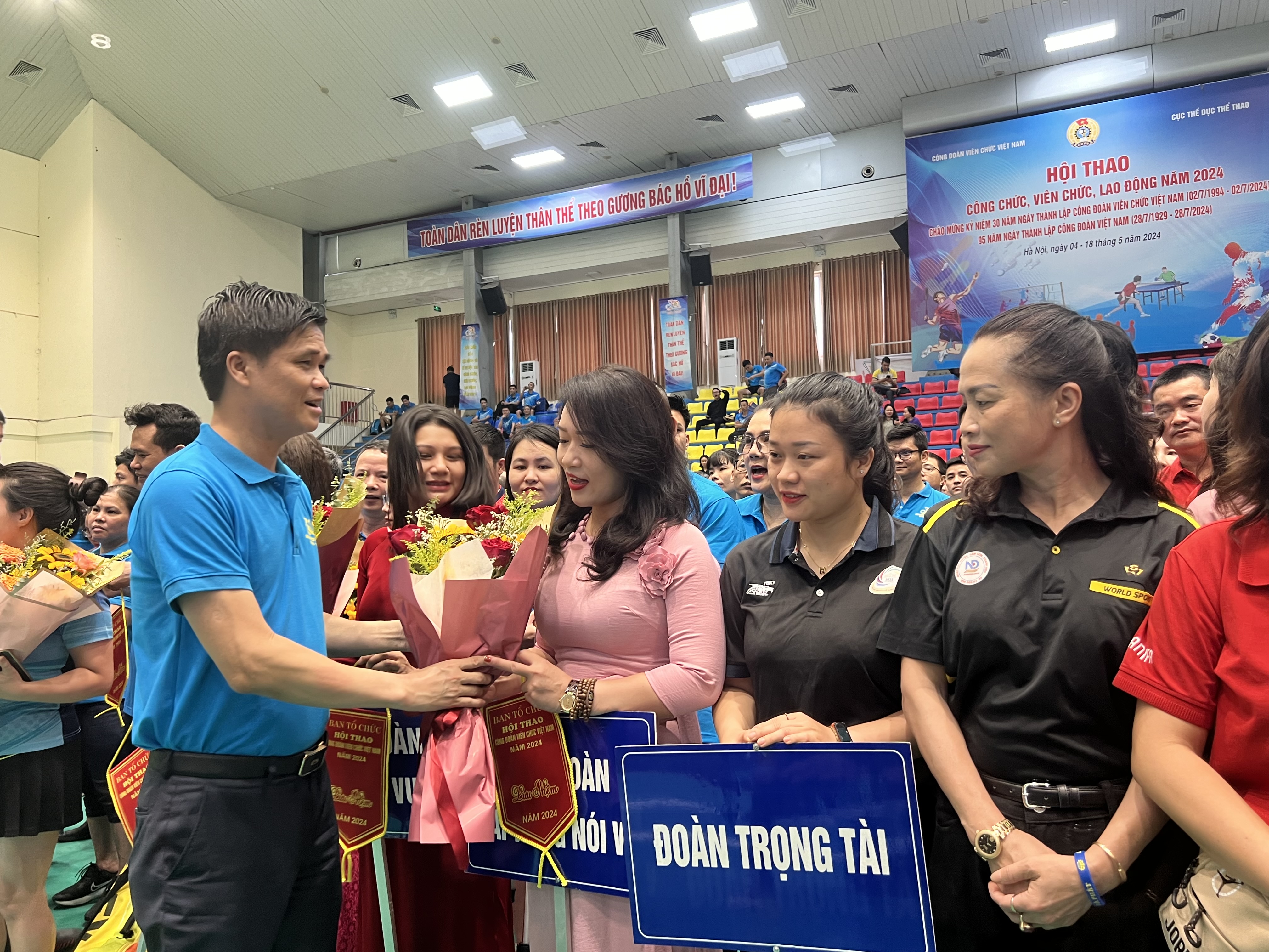 Phó Chủ tịch Tổng LĐLĐVN Ngọ Duy Hiểu tặng hoa cho các đội tham gia hội thao. Ảnh: M.Phương.