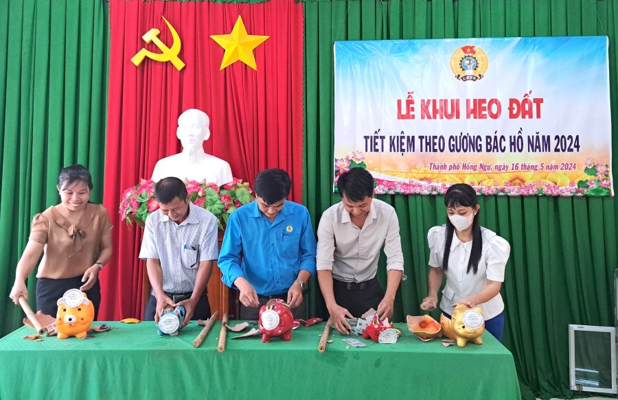 55 CĐCS khui heo đất tiết kiệm thu được gần 1 tỉ đồng giúp CNVCLĐ khó khăn trên địa bàn. Ảnh: Mỹ Hòa