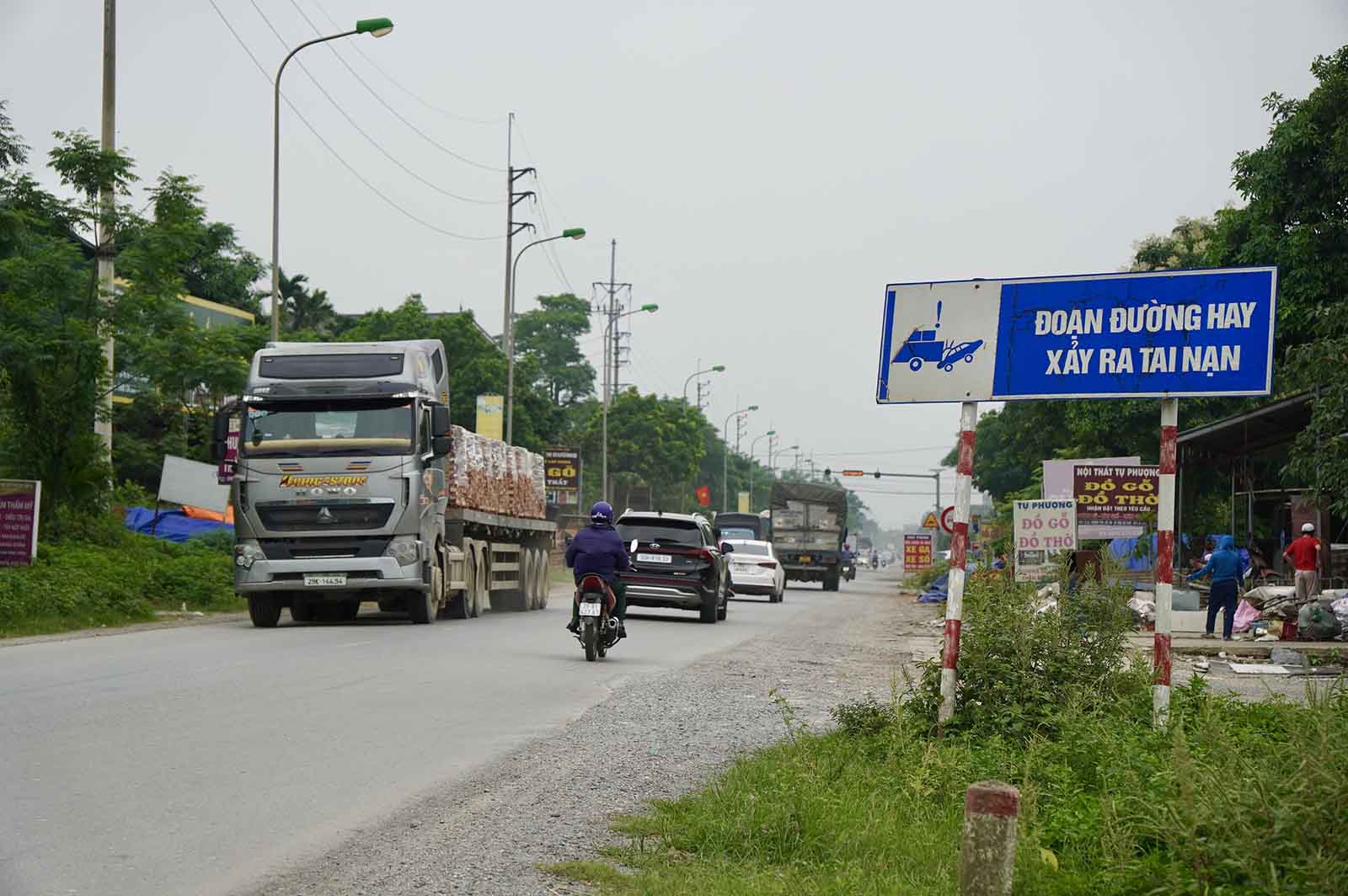 Ngay khi đi qua bến xe Yên Nghĩa, quốc lộ 6 bắt đầu bị thu hẹp, trong khi lưu lượng phương tiện lớn, thường xuyên ùn tắc vào giờ cao điểm.