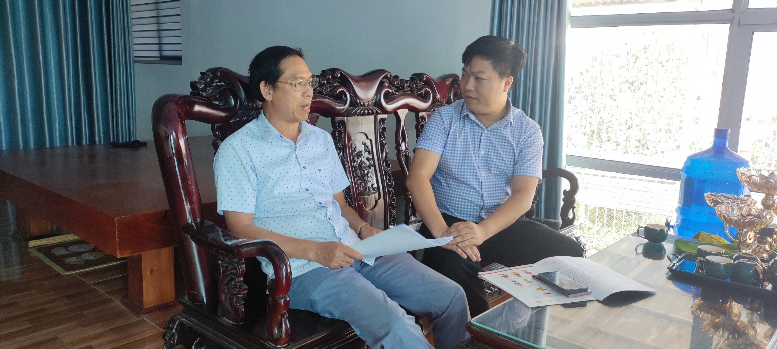 Giám đốc Công ty Quỳnh Hà (bên trái) đang trao đổi với PV Báo Lao Động. Ảnh: Minh Nguyễn