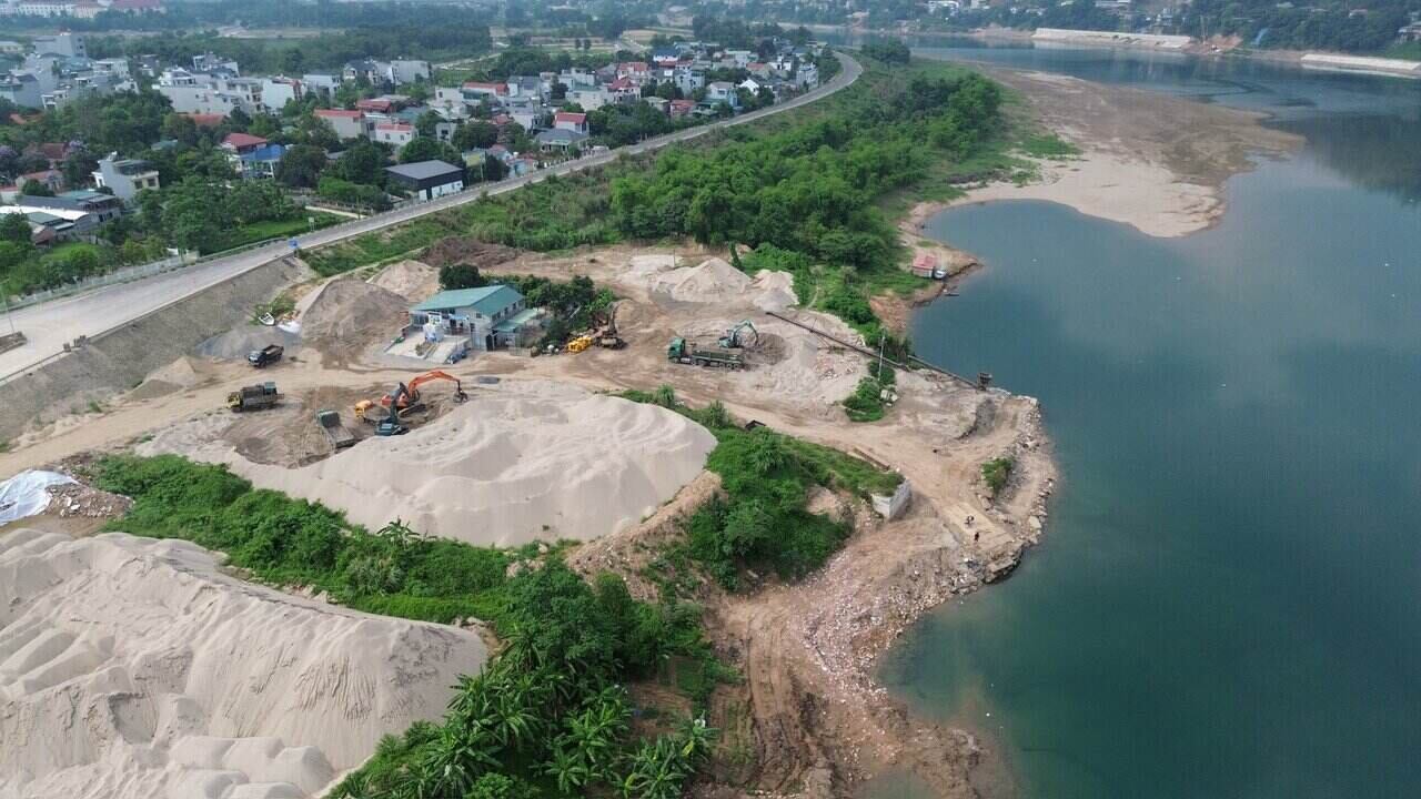 Toàn cảnh khu vực bãi cát Công ty Quỳnh Hà được UBND tỉnh Hòa Bình cho thuê đất. Ảnh: Minh Nguyễn. 