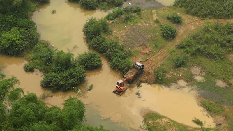 Xe tải vào lấy cát từ bãi khai thác trái phép trên sông Bôi (Hưng Thi, Lạc Thủy, Hòa Bình). Ảnh: Nhóm PV 