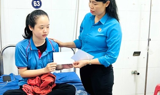 Bà Trần Thị Hồng Thảo - Chủ tịch LĐLĐ huyện Trảng Bom thăm hỏi công nhân cấp cứu tại Trung tâm Y tế Trảng Bom. Ảnh: HAC