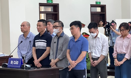Các bị cáo, trong đó có Phan Quốc Việt - Tổng Giám đốc Công ty Việt Á (hàng đầu, bên phải) tại phiên tòa phúc thẩm. Ảnh: Quang Việt