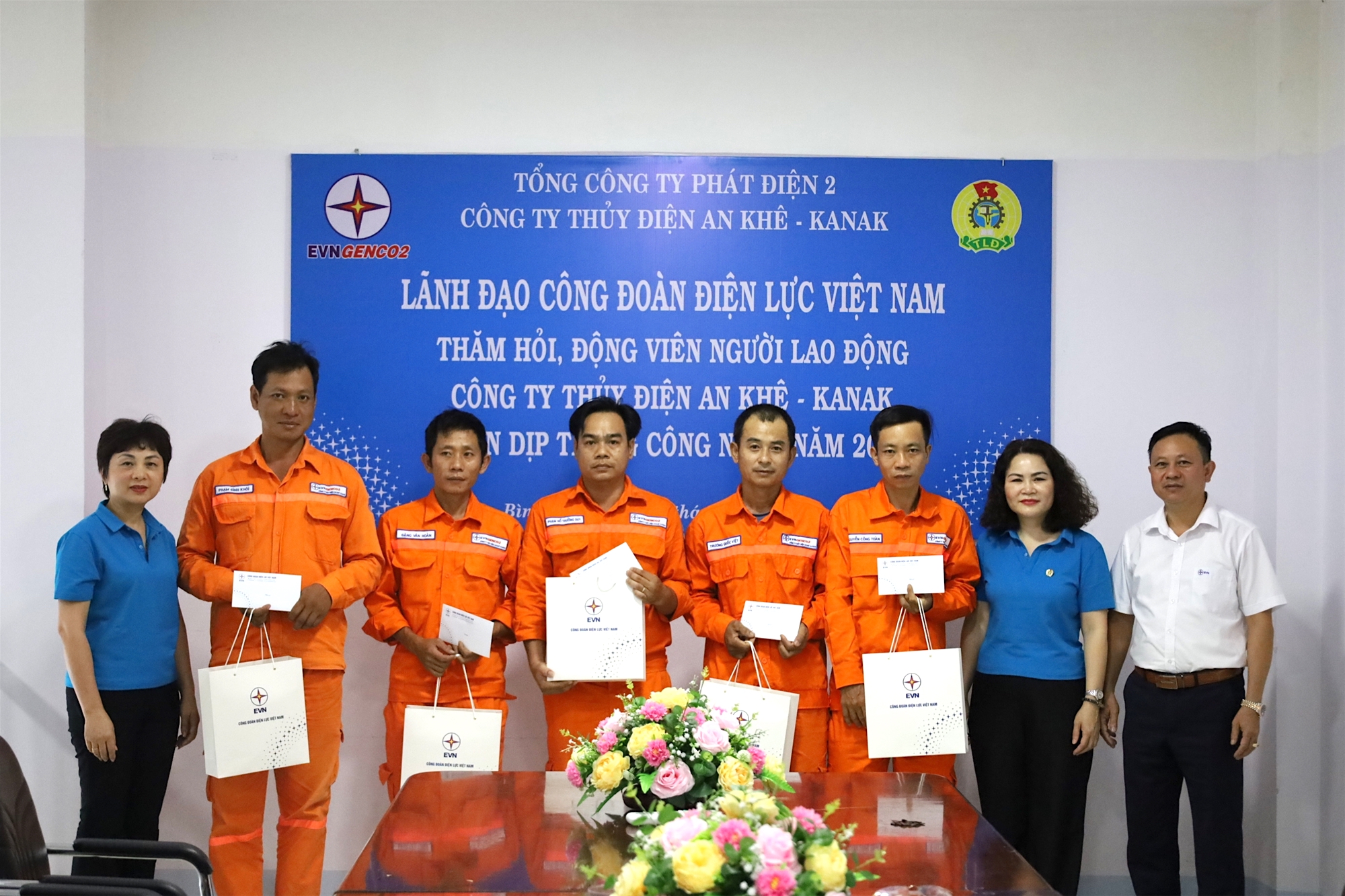 Đại diện lãnh đạo Công đoàn Điện lực Việt Nam trao quà hỗ trợ công nhân có hoàn cảnh khó khăn. Ảnh: Hồng Nhung