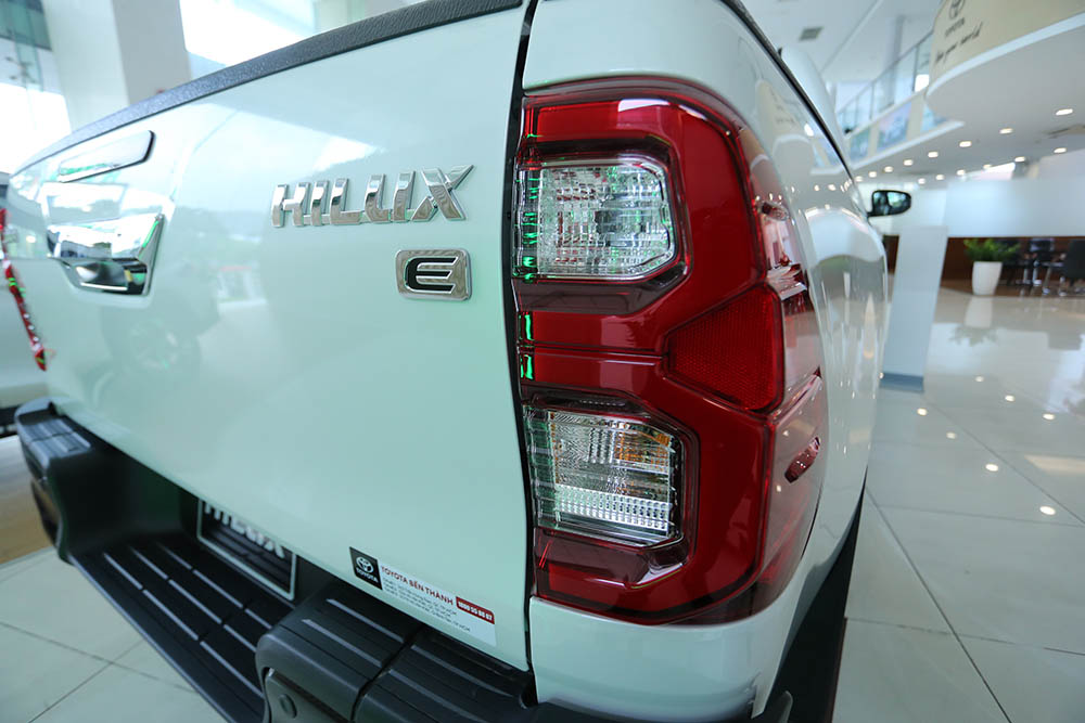 Phần đầu và đuôi Toyota Hilux 2024. Ảnh: Thanh Vũ
