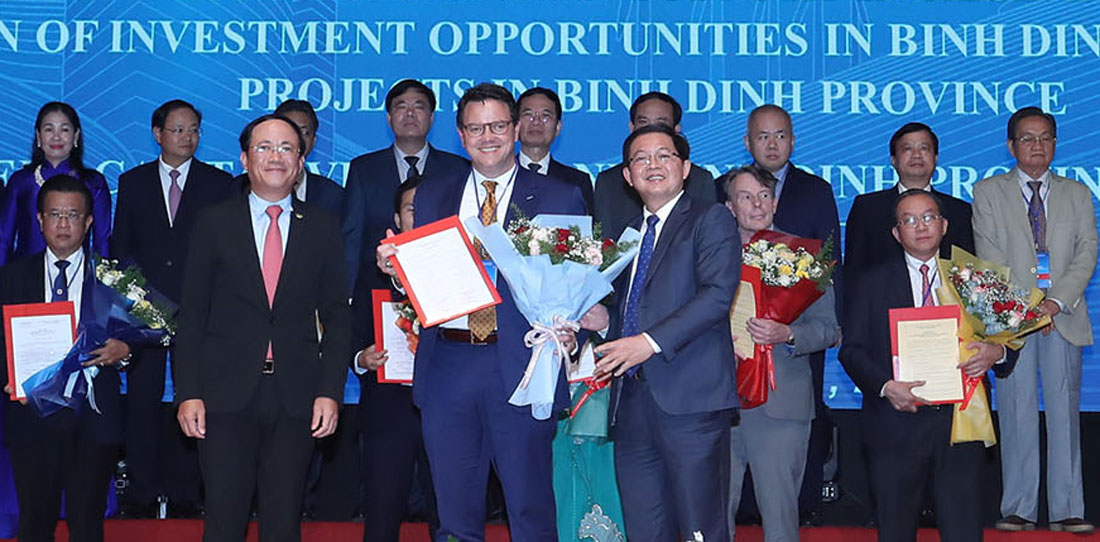 Bí thư Tỉnh ủy Hồ Quốc Dũng (hàng đầu, bên phải) tại Hội nghị Xúc tiến đầu tư Bình Định 2024. Ảnh: Sở TTTT Bình Định.