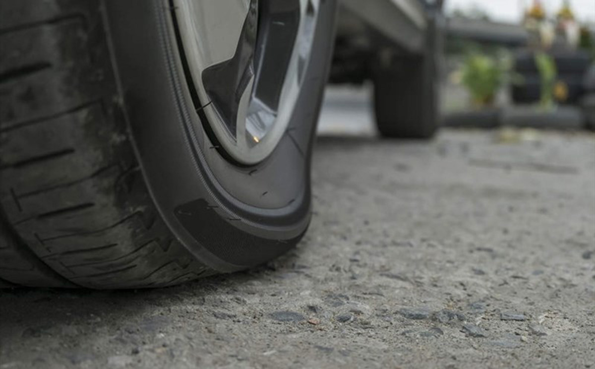 lốp xe là bộ phận rất dễ bị tổn thương và hư hại nhiều nhất khi xe di chuyển trên các đoạn đường nhiều ổ gà. Ảnh: Hoàng Văn