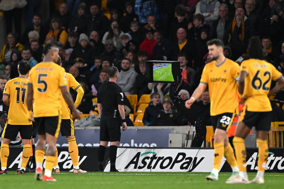 Một tình huống VAR được triển khai trong trận đấu của Wolves. Ảnh: Premier League