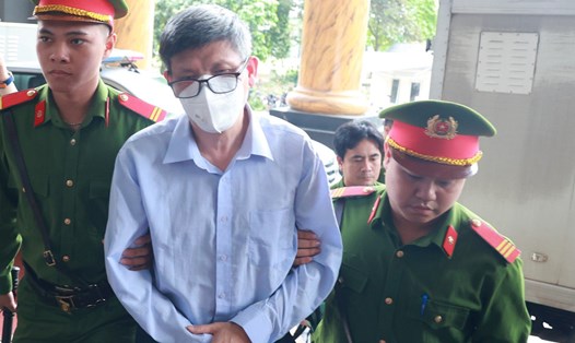 Cựu Bộ trưởng Bộ Y tế - Nguyễn Thanh Long bị dẫn giải ở phiên tòa phúc thẩm. Ảnh: Quang Việt
