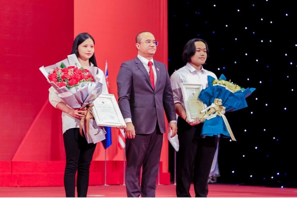 PGS.TS Nguyễn Trúc Lê trao giấy khen cho 2 thủ khoa đầu vào của Trường Đại học Kinh tế, Đại học Quốc gia Hà Nội tại Lễ Khai giảng năm học 2023 – 2024. 