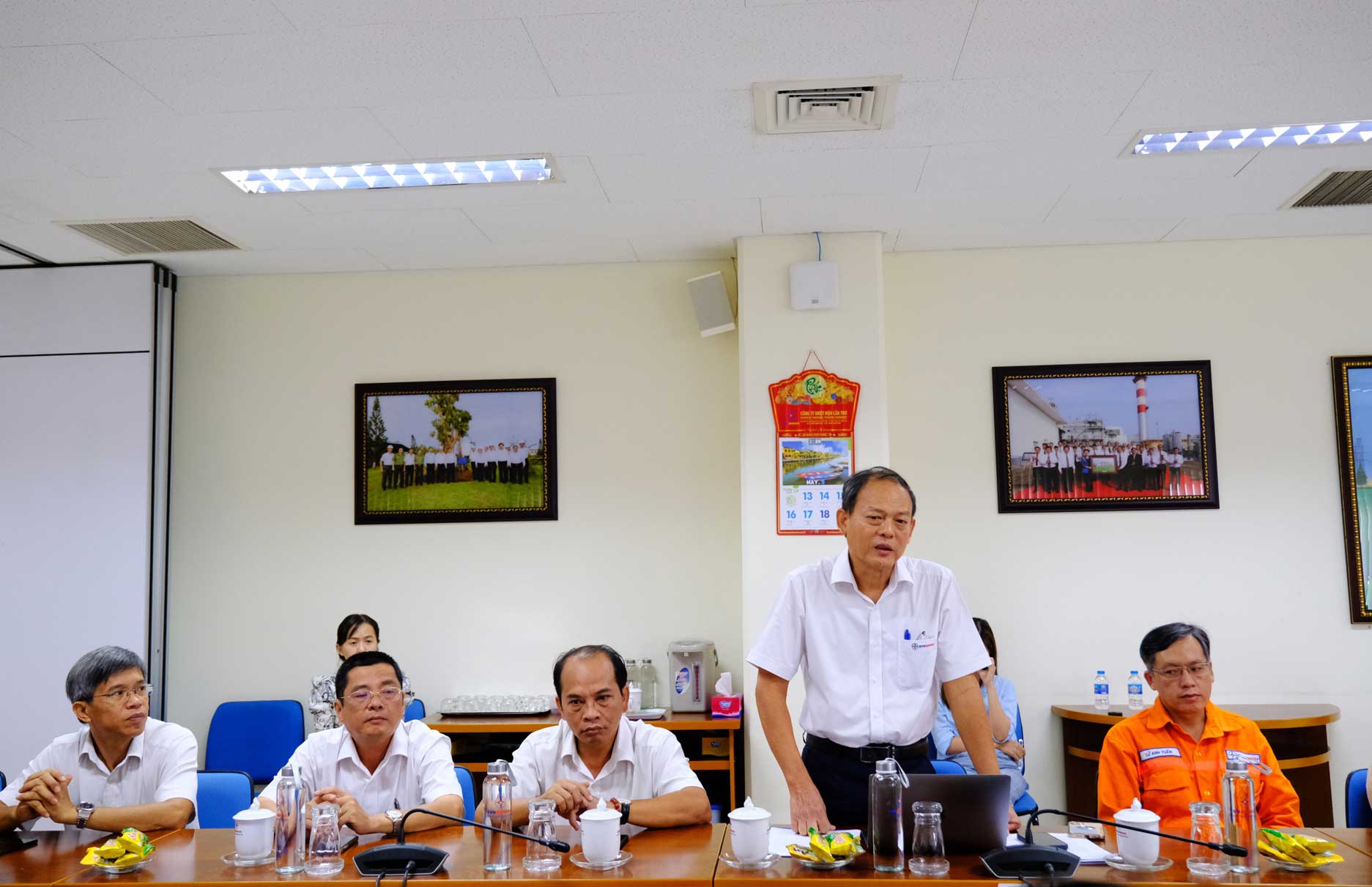 Ông Nguyễn Hữu Lộc – Phó Giám đốc, Chủ tịch công đoàn Công ty Nhiệt điện Cần Thơ – báo cáo tình hình hoạt động công đoàn tại công ty. Ảnh: Mỹ Ly