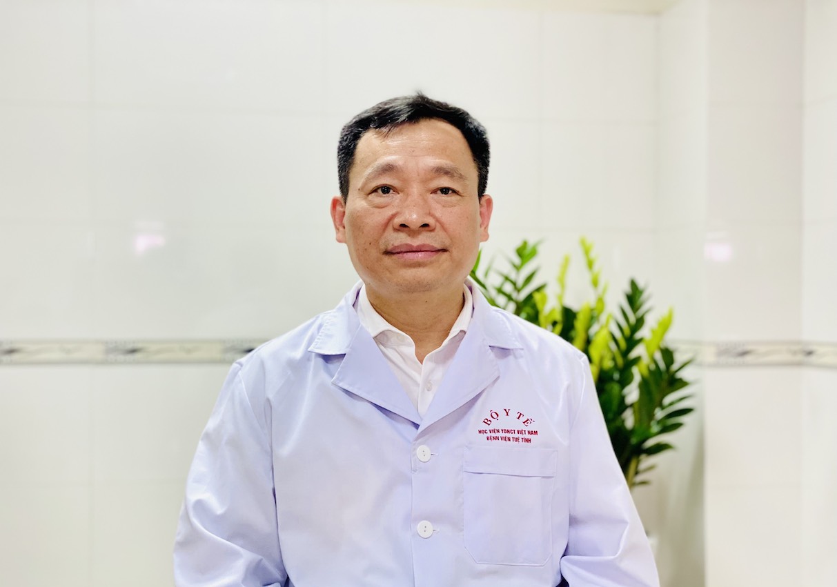 PGS Nguyễn Mạnh Cường chia sẻ về ứng dụng robot trong điều trị các bệnh xương khớp, phục hồi chức năng. Ảnh: Thuỳ Linh
