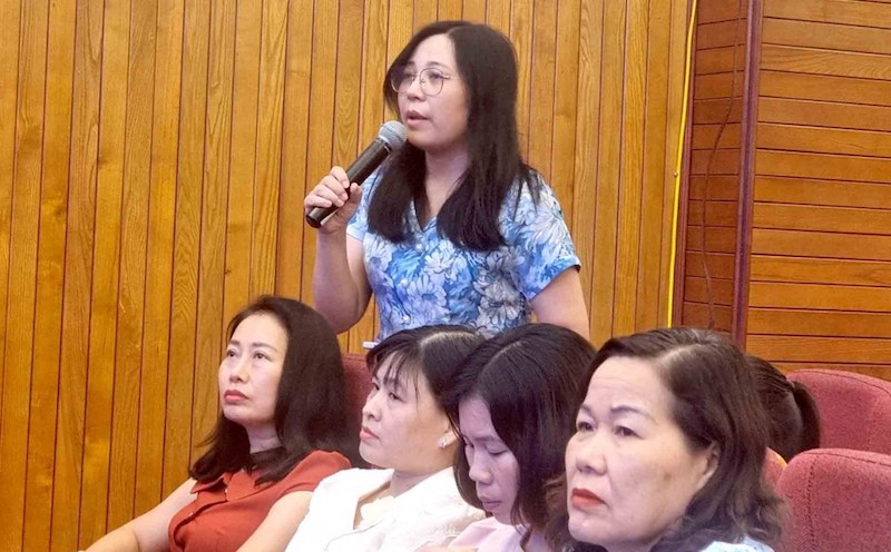 Người lao động đặt câu hỏi với các chuyên gia tại buổi đối thoại. Ảnh: Hà Anh