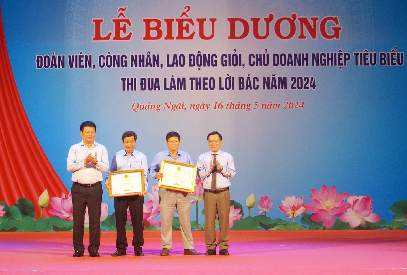 Trao Bằng khen của UBND tỉnh Quảng Ngãi cho các chủ doanh nghiệp tiêu biểu. Ảnh: Viên Nguyễn