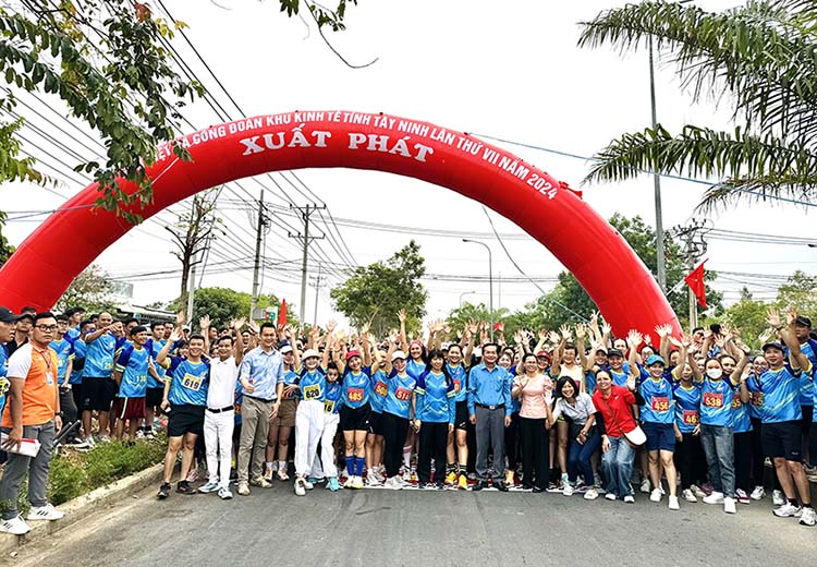 Gần 700 vận động viên là đoàn viên, người lao động, chuyên gia người nước ngoài ở các Công đoàn cơ sở trực thuộc tham gia chức Giải Việt dã lần thứ VII tại KCN Phước Đông thuộc huyện Gò Dầu, Tây Ninh. Ảnh: Phương Dung