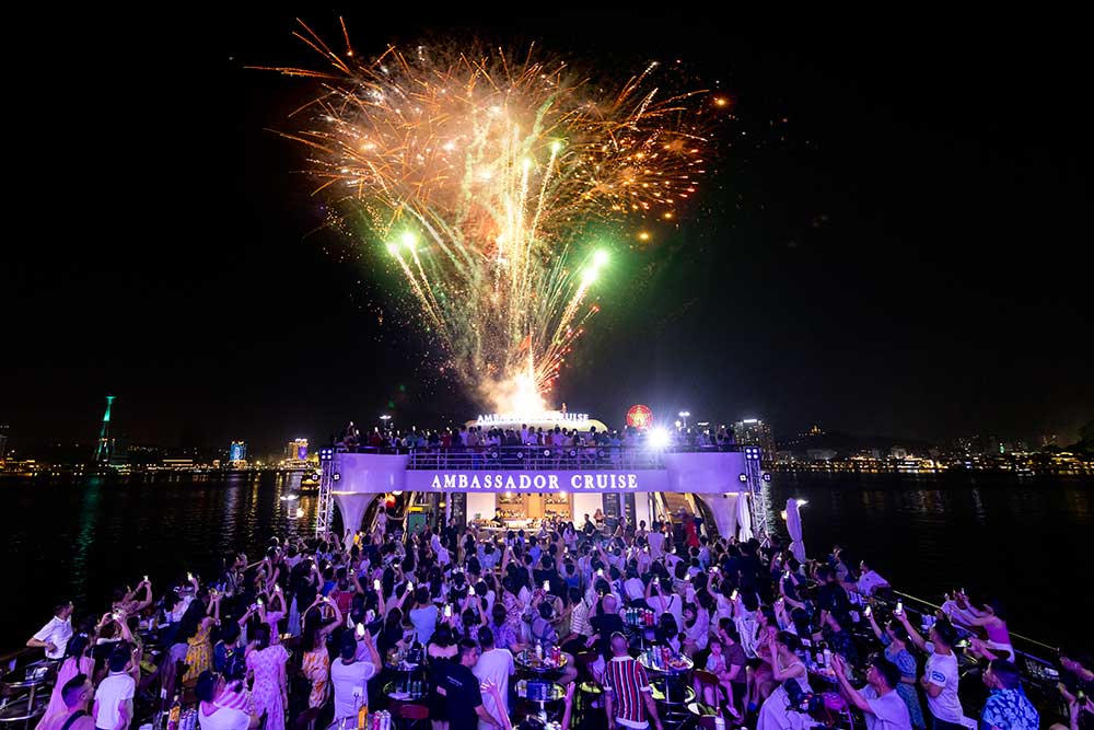 Một đêm trình diễn pháo hoa trên du thuyền Ambassador. Ảnh: APC